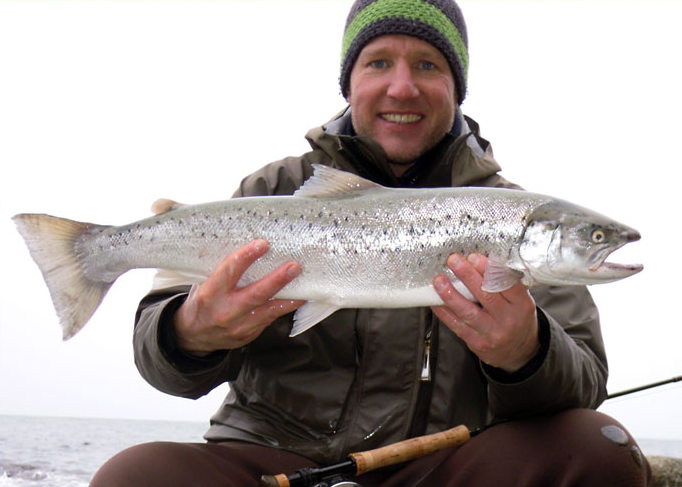 Guide Alexander Knecht mit Meerforelle