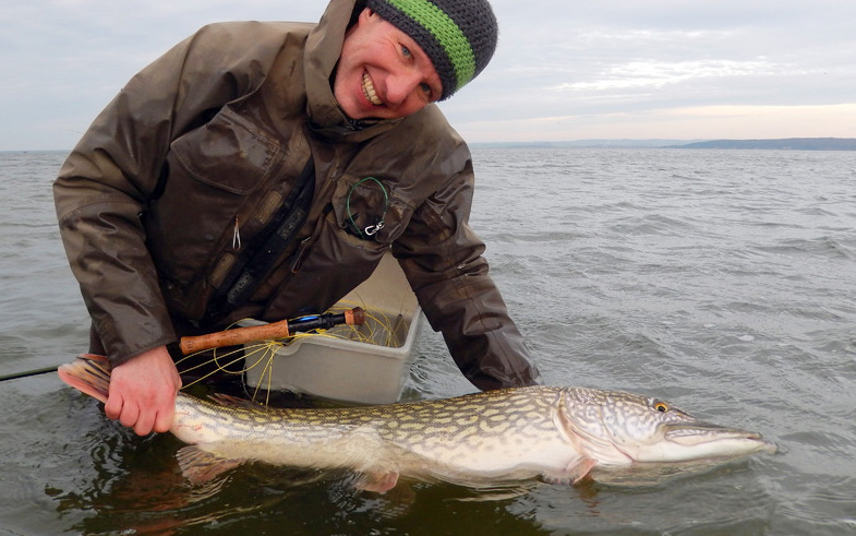 Guide Alexander Knecht mit Hecht auf Fliege